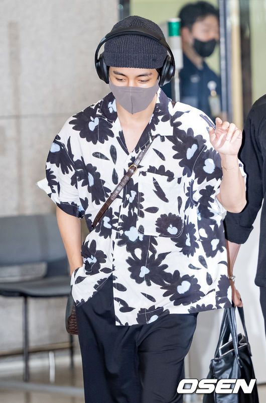 [OSEN=인천공항, 민경훈 기자] 방탄소년단(BTS) 멤버 뷔가 2일 오후 인천 중구 운서동 인천국제공항 제 1여객터미널을 통해 조 바이든 미국 대통령의 초청 행사를 마치고 귀국했다.방탄소년단 뷔가 입국장을 통과하고 있다. 2022.06.02 /rumi@osen.co.kr