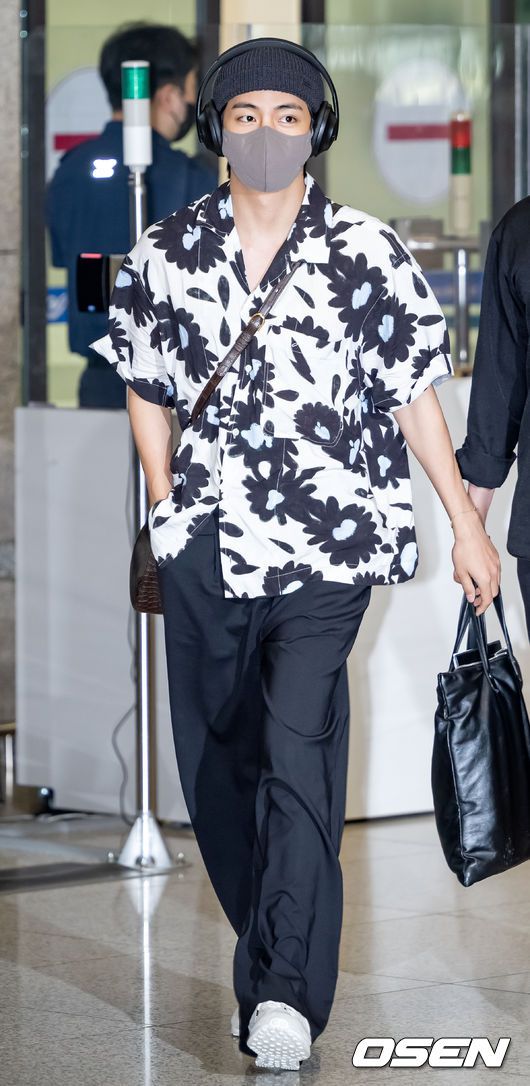 [OSEN=인천공항, 민경훈 기자] 방탄소년단(BTS) 멤버 뷔가 2일 오후 인천 중구 운서동 인천국제공항 제 1여객터미널을 통해 조 바이든 미국 대통령의 초청 행사를 마치고 귀국하고 있다.방탄소년단 뷔가 입국장을 통과하고 있다. 2022.06.02 /rumi@osen.co.kr