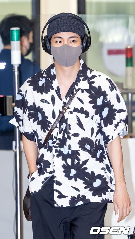 [OSEN=인천공항, 민경훈 기자] 방탄소년단(BTS) 멤버 뷔가 2일 오후 인천 중구 운서동 인천국제공항 제 1여객터미널을 통해 조 바이든 미국 대통령의 초청 행사를 마치고 귀국했다.방탄소년단 뷔가 입국장을 통과하고 있다. 2022.06.02 /rumi@osen.co.kr