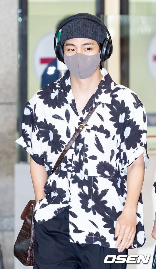 [OSEN=인천공항, 민경훈 기자] 방탄소년단(BTS) 멤버 뷔가 2일 오후 인천 중구 운서동 인천국제공항 제 1여객터미널을 통해 조 바이든 미국 대통령의 초청 행사를 마치고 귀국했다.방탄소년단 뷔가 입국장을 통과하고 있다. 2022.06.02 /rumi@osen.co.kr