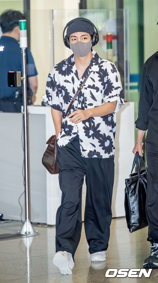 [OSEN=인천공항, 민경훈 기자] 방탄소년단(BTS) 멤버 뷔가 6월 2일 오후 인천 중구 운서동 인천국제공항 제 1여객터미널을 통해 해외 일정을 마치고 아랍 에미리트 아부다비에서 입국했다.방탄소년단 뷔가 입국장을 통과하고 있다. 2022.06.02 /rumi@osen.co.kr