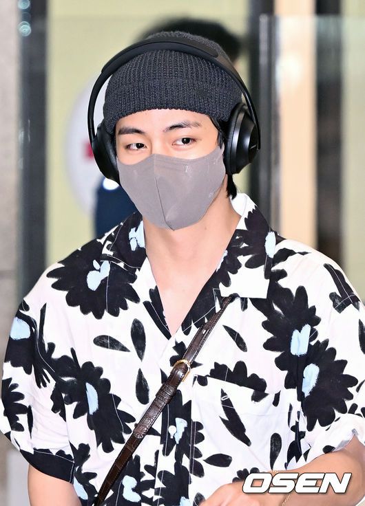 [OSEN=인천공항, 민경훈 기자] 방탄소년단(BTS) 멤버 뷔가 2일 오후 인천 중구 운서동 인천국제공항 제 1여객터미널을 통해 조 바이든 미국 대통령의 초청 행사를 마치고 귀국했다.방탄소년단 뷔가 입국장을 통과하고 있다. 2022.06.02 /rumi@osen.co.kr