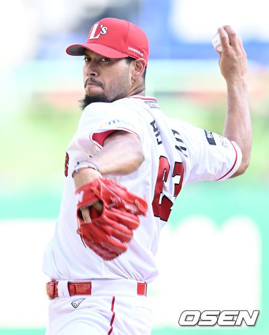 [OSEN=인천, 김성락 기자] 25일 오후 인천 SSG 랜더스필드에서 '2022 신한은행 SOL KBO 리그' SSG 랜더스와 한화 이글스의 경기가 열렸다.1회초 SSG 선발 폰트가 마운드에 올라 힘차게 공을 뿌리고 있다. 2022.06.11 /ksl0919@osen.co.kr