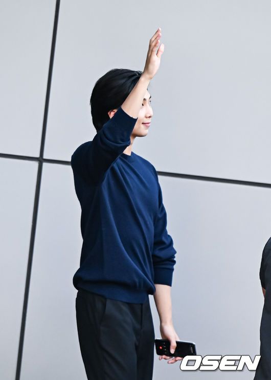 [OSEN=박준형 기자] 방탄소년단(BTS) 멤버 정국, RM, 진, V(뷔), 지민, 슈가, 제이홉이 13일 오후 서울 중구 장충체육관에서 진행되는 Mnet '엠카운트다운'(M COUNTDOWN) 사전 녹화 일정에 참석했다.BTS는 이날 앨범 '프루프(Proof)' 타이틀곡 '옛 투 컴(Yet To Come)(The Most Beautiful Moment)' 무대를 선보일 예정이다.BTS 슈가가 사전녹화를 마치고 차량으로 이동하고 있다.  2022.06.13 / soul1014@osen.co.kr