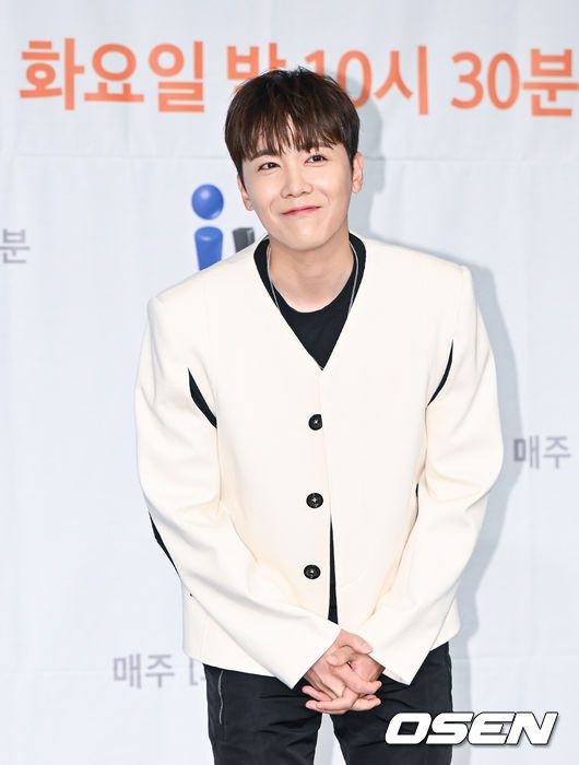 [OSEN=박준형 기자] 13일 오후 서울 도화동 서울가든호텔에서 IHQ 새 예능 프로그램 '에덴' 제작발표회가 진행됐다.  '에덴'은 설렘과 조건 사이에서 사랑을 찾는 일반인 남녀 8명의 연애 리얼리티 프로그램이다. 오로지 남자와 여자만 존재하는 '에덴 하우스'에서 본능적으로 끌린 상대방의 조건을 하나씩 추리해가며 진정한 사랑을 찾는다.  이홍기가 포즈를 취하고 있다. 2022.06.13 / soul1014@osen.co.kr