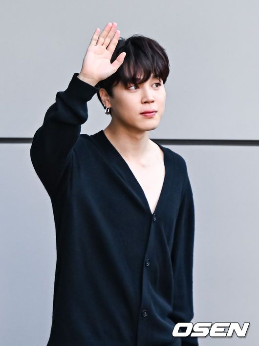 [OSEN=박준형 기자] 방탄소년단(BTS) 멤버 정국, RM, 진, V(뷔), 지민, 슈가, 제이홉이 13일 오후 서울 중구 장충체육관에서 진행되는 Mnet '엠카운트다운'(M COUNTDOWN) 사전 녹화 일정에 참석했다.BTS는 이날 앨범 '프루프(Proof)' 타이틀곡 '옛 투 컴(Yet To Come)(The Most Beautiful Moment)' 무대를 선보일 예정이다.BTS RM이 사전녹화를 마치고 차량으로 이동하고 있다.  2022.06.13 / soul1014@osen.co.kr