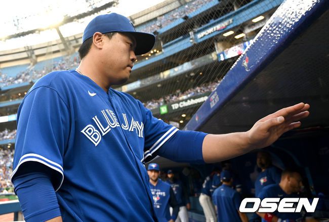 [OSEN=토론토(캐나다 온타리오주), 최규한 기자]3회초 투구를 마친 토론토 선발 류현진이 더그아웃으로 들어오며 동료들과 인사를 나누고 있다. 2022.06.02 / dreamer@osen.co.kr