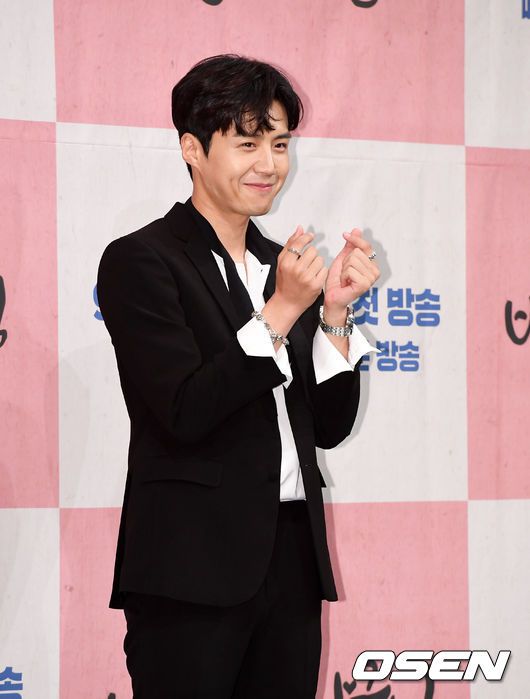 [OSEN=지형준 기자] 4일 오후 서울 논현동 임패리얼팰리스에서 tvN 새 월화드라마 '백일의 낭군님' 제작발표회가 열렸다. 배우 김선호가 포토타임을 하고 있다. /jpnews@osen.co.kr