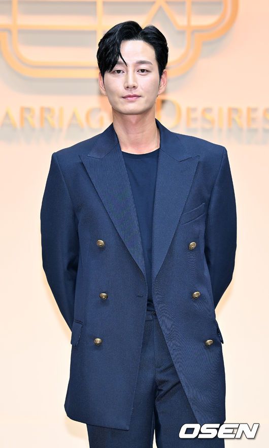 [OSEN=민경훈 기자]배우 이현욱이 무대 위에서 포즈를 취하고 있다. 2022.07.13 /rumi@osen.co.kr