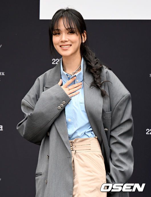 [OSEN=김성락 기자] 18일 서울 종로구 안국동 서울공예박물관에서  '2022 F/W 서울패션위크-본봄(BONBOM)' 포토월 행사가 열렸다.'서울패션위크'는 코로나19 확산 이후 약 3년 만에 현장 패션쇼로 열렸다. 행사는 18일부터 오는 23일까지 현장 패션쇼를 포함해 온·오프라인으로 진행된다. 가수 비비가 취재진을 향해 포즈를 취하고 있다. 2022.03.18 /ksl0919@osen.co.kr