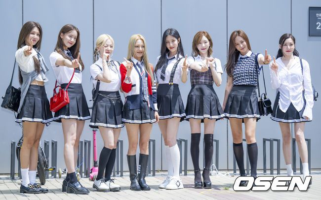 [OSEN=민경훈 기자] 28일 오전 경기도 고양시 일산동구 JTBC스튜디오에서 '아는 형님' 녹화가 진행됐다.이 자리에는 걸그룹 소녀시대(Girls' Generation-태연, 써니, 티파니, 효연, 유리, 수영, 윤아, 서현) 멤버들의 출근길이 진행됐다.그룹 소녀시대 멤버들이 녹화장으로 향하며 포즈를 취하고 있다. 2022.07.28 /rumi@osen.co.kr