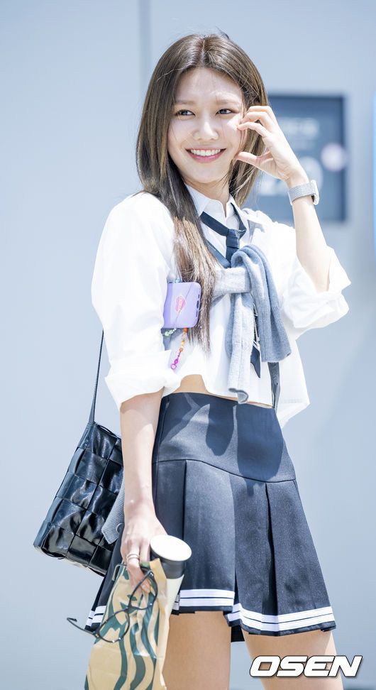 [OSEN=민경훈 기자] 28일 오전 경기도 고양시 일산동구 JTBC스튜디오에서 '아는 형님' 녹화가 진행됐다.이 자리에는 걸그룹 소녀시대(Girls' Generation-태연, 써니, 티파니, 효연, 유리, 수영, 윤아, 서현) 멤버들의 출근길이 진행됐다.소녀시대 수영이 녹화장으로 향하며 포즈를 취하고 있다. 2022.07.28 /rumi@osen.co.kr