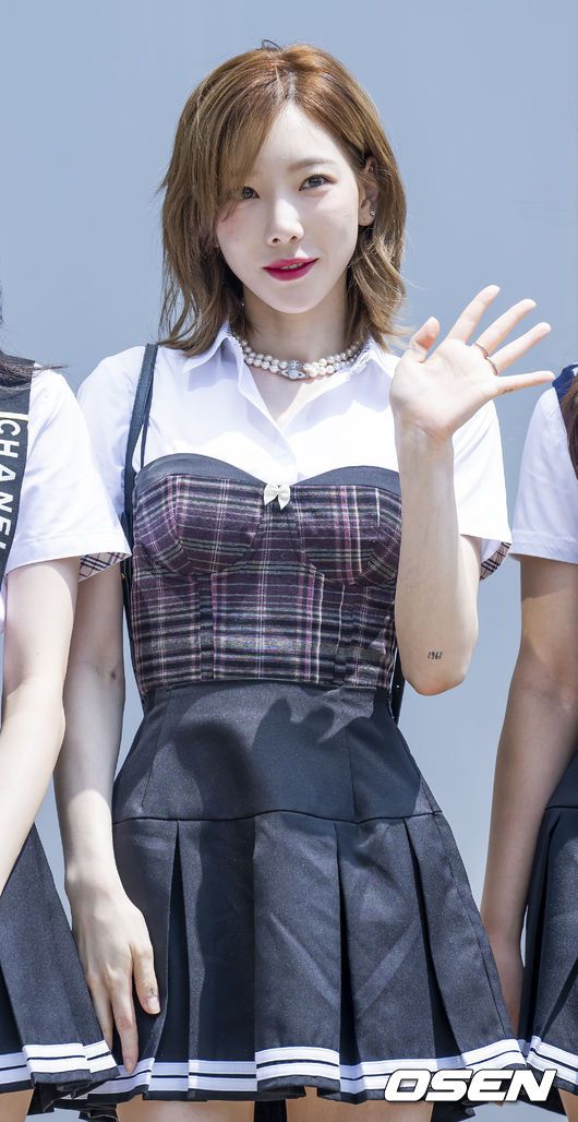 [OSEN=민경훈 기자] 28일 오전 경기도 고양시 일산동구 JTBC스튜디오에서 '아는 형님' 녹화가 진행됐다.이 자리에는 걸그룹 소녀시대(Girls' Generation-태연, 써니, 티파니, 효연, 유리, 수영, 윤아, 서현) 멤버들의 출근길이 진행됐다.소녀시대 태연이 녹화장으로 향하며 포즈를 취하고 있다. 2022.07.28 /rumi@osen.co.kr