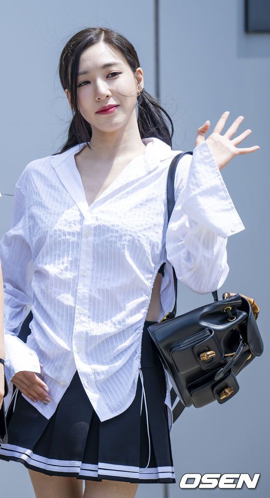 [OSEN=민경훈 기자] 28일 오전 경기도 고양시 일산동구 JTBC스튜디오에서 '아는 형님' 녹화가 진행됐다.이 자리에는 걸그룹 소녀시대(Girls' Generation-태연, 써니, 티파니, 효연, 유리, 수영, 윤아, 서현) 멤버들의 출근길이 진행됐다.소녀시대 티파니 영이 녹화장으로 향하며 포즈를 취하고 있다. 2022.07.28 /rumi@osen.co.kr