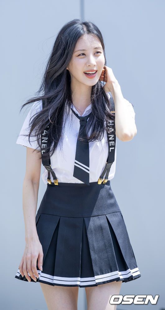 [OSEN=민경훈 기자] 28일 오전 경기도 고양시 일산동구 JTBC스튜디오에서 '아는 형님' 녹화가 진행됐다.이 자리에는 걸그룹 소녀시대 (Girls' Generation-태연, 써니, 티파니, 효연, 유리, 수영, 윤아, 서현) 멤버들의 출근길이 진행됐다.소녀시대 서현이 녹화장으로 향하며 포즈를 취하고 있다. 2022.07.28 /rumi@osen.co.kr