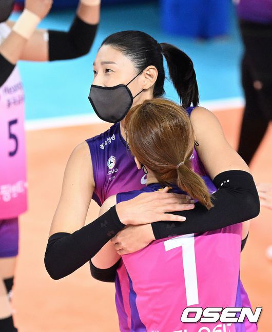 폴짝 뛰어 올라 동생들에게 안긴 베테랑 김연경