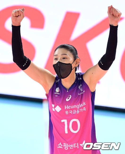 '부상 투혼' 펼친 김다은 안아주는 김연경