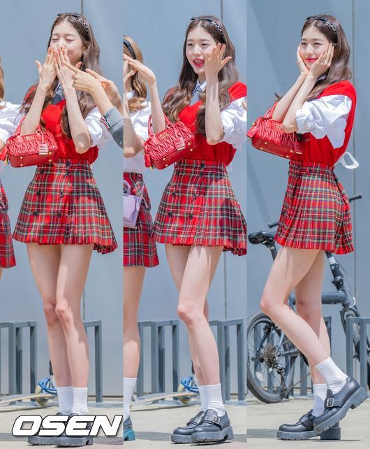 [OSEN=민경훈 기자] 18일 경기도 고양시 일산동구 JTBC스튜디오에서 '아는 형님' 녹화가 진행됐다.이 자리에는 걸그룹 아이브(IVE-안유진, 가을, 레이, 장원영, 리즈, 이서) 멤버들의 출근길이 진행됐다.아이브 장원영이 녹화장으로 향하며 포즈를 취하고 있다. 2022.08.18 /rumi@osen.co.kr