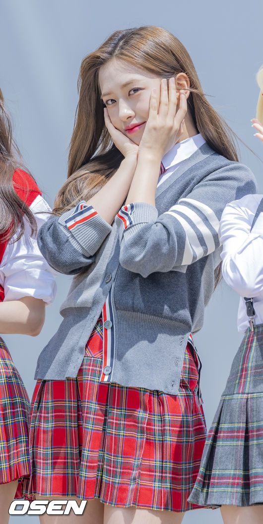 [OSEN=민경훈 기자] 18일 경기도 고양시 일산동구 JTBC스튜디오에서 '아는 형님' 녹화가 진행됐다.이 자리에는 걸그룹 아이브(IVE-안유진, 가을, 레이, 장원영, 리즈, 이서) 멤버들의 출근길이 진행됐다.아이브 안유진이 녹화장으로 향하며 포즈를 취하고 있다. 2022.08.18 /rumi@osen.co.kr