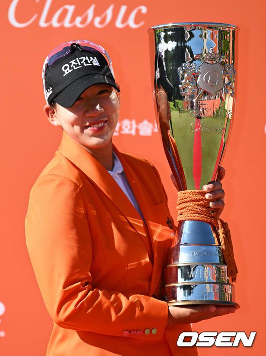 [OSEN=춘천, 김성락 기자] KLPGA투어 2년차 홍지원이 메이저대회에서 생애 첫 우승을 차지했다. 홍지원은 28일 오전 강원 춘천시 제이드팰리스GC(파72, 6777야드)에서 열린 ‘한화 클래식 2022’(총상금 14억원) 파이널라운드에서 합계 1오버파 289타로 우승을 차지했다. 경기 종료 후 홍지원이 기념촬영을 하고 있다. 2022.08.28 /ksl0919@osen.co.kr