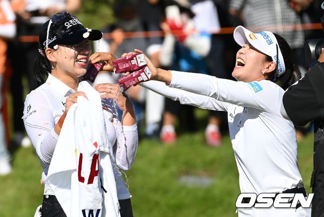 [OSEN=춘천, 김성락 기자] KLPGA투어 2년차 홍지원이 메이저대회에서 생애 첫 우승을 차지했다. 홍지원은 28일 오전 강원 춘천시 제이드팰리스GC(파72, 6777야드)에서 열린 ‘한화 클래식 2022’(총상금 14억원) 파이널라운드에서 합계 1오버파 289타로 우승을 차지했다. 우승이 확정된 순간 홍지원이 박민지의 축하를 받고 있다. 2022.08.28 /ksl0919@osen.co.kr