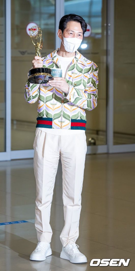 [OSEN=인천공항, 민경훈 기자]이정재가 에미상 남우주연상 트로피를 들어올리고 있다. 2022.09.18 / rumi@osen.co.kr