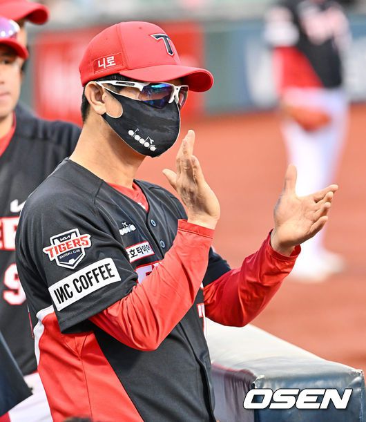 [OSEN=이석우 기자]KIA 타이거즈 김종국 감독이 박수를 치고 있다. 2022.09.06 / foto0307@osen.co.kr