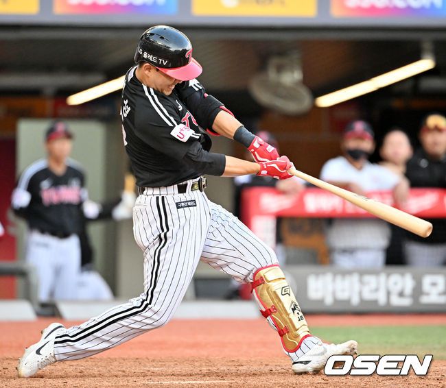 [OSEN=인천, 민경훈 기자] 연장 10회초 2사 주자 만루 김민성이 좌월 역전 만루 홈런을 날리고 있다. 2022.09.25 /rumi@osen.co.kr