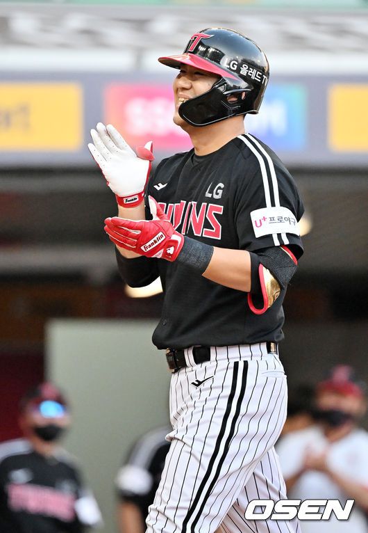 [OSEN=인천, 민경훈 기자] 연장 10회초 2사 주자 만루 김민성이 좌월 역전 만루 홈런을 날린 후 홈을 밟으며 기뻐하고 있다. 2022.09.25 /rumi@osen.co.kr