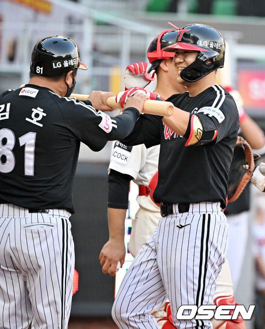 [OSEN=인천, 민경훈 기자] 연장 10회초 2사 주자 만루 김민성이 좌월 역전 만루 홈런을 날린 후 홈을 밟으며 배트를 받고 있다. 2022.09.25 /rumi@osen.co.kr