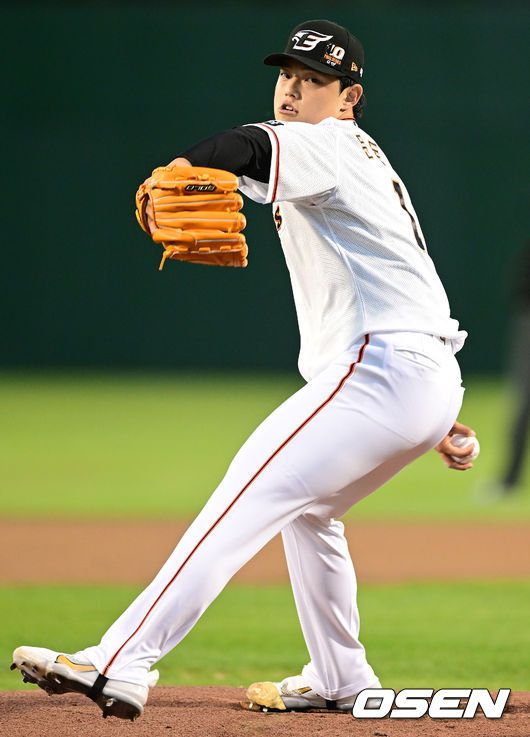 [OSEN=대전, 김성락 기자] 한화 선발 문동주가 마운드에 올라 힘차게 공을 뿌리고 있다. /ksl0919@osen.co.kr