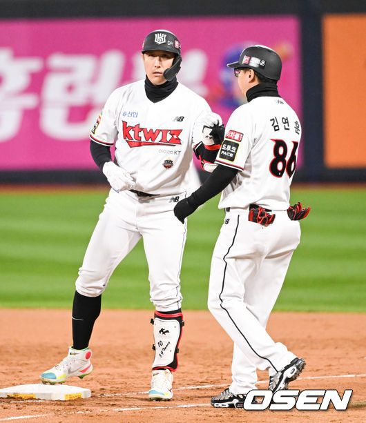 [OSEN=수원, 박준형 기자]2회말 2사 KT 황재균이 김연훈 코치와 하이파이브를 하고 있다.  2022.10.19 / soul1014@osen.co.kr