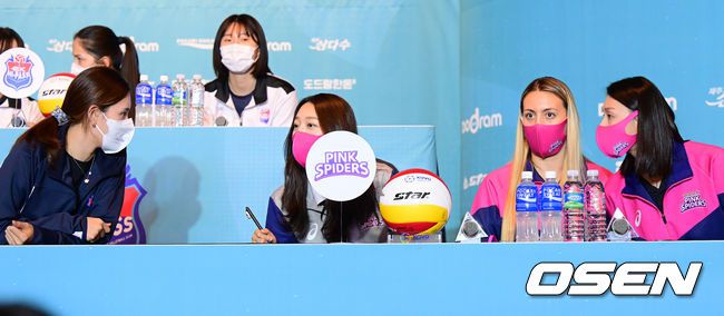 [OSEN=지형준 기자]IBK기업은행 김수지, 흥국생명 김연경이 이야기를 나누고 있다. 2022.10.19 /jpnews@osen.co.kr