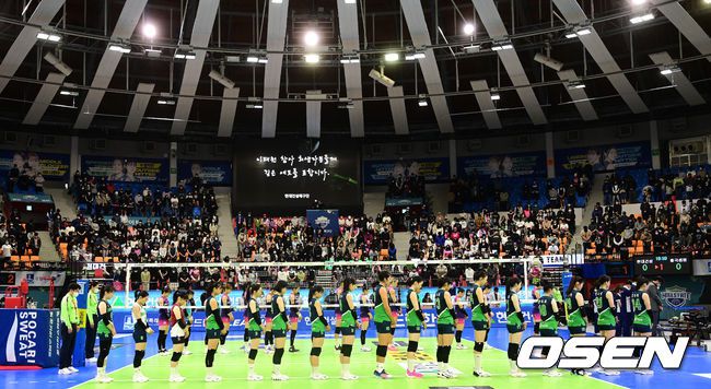 [OSEN=수원, 최규한 기자]경기 시작을 앞두고 양 팀 선수들과 코칭스태프, 관중들이 이태원 참사 희생자들을 애도하며 묵념하고 있다. 2022.11.01 / dreamer@osen.co.kr