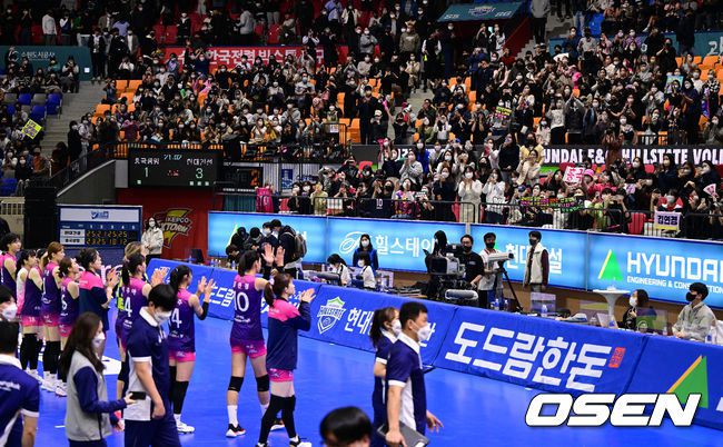 [OSEN=수원, 최규한 기자]경기를 마치고 흥국생명 선수들이 팬들에게 인사하고 있다. 2022.11.01 / dreamer@osen.co.kr