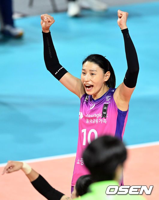 [OSEN=인천, 조은정 기자]1세트 흥국생명 김연경이 득점에 기뻐하고 있다. 2022.11.04 /cej@osen.co.kr