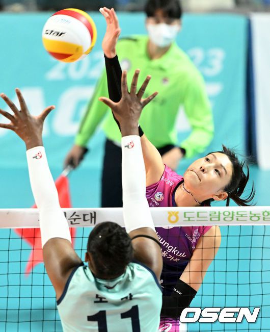 [OSEN=장충, 조은정 기자]1세트 흥국생명 김연경이 강타를 하고 있다. 2022.11.10 /cej@osen.co.kr