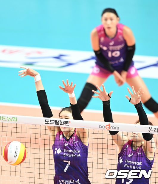 1세트 흥국생명 김연경이 김나희의 블로킹 성공에 기뻐하고 있다. 2022.11.10 /cej@osen.co.kr