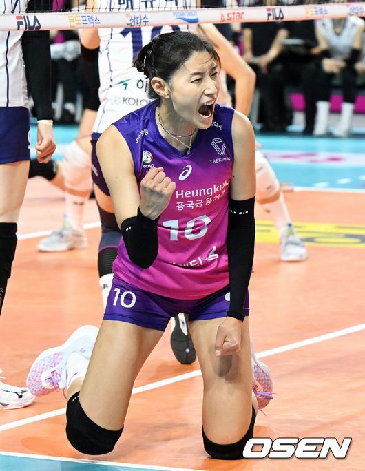 [OSEN=인천, 지형준 기자]13일 오후 인천삼산월드체육관에서 도드람 2022-2023 V-리그 흥국생명과 한국도로공사의  경기가 열렸다.3세트 흥국생명 김연경이 득점에 성공하며 기뻐하고 있다. 2022.11.13 /jpnews@osen.co.kr