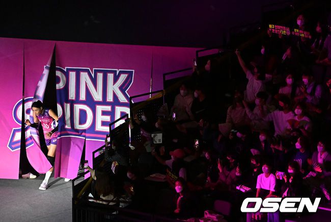 [OSEN=인천, 지형준 기자] 흥국생명 김연경이 경기에 앞서 코트에 등장하고 있다. 2022.11.13 /jpnews@osen.co.kr