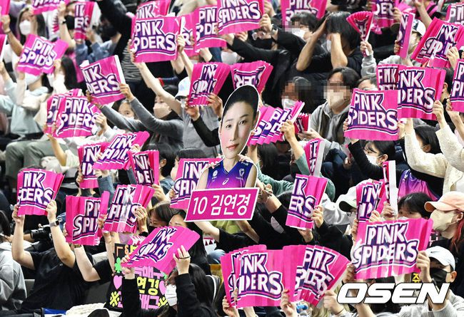 ‘삼각 편대’ 위력이 돋보였다. 아포짓 옐레나가 29득점 , 아웃사이드 히터 김연경이 19득점, 미들 블로커 이주아가 13득점을 올렸다. 게다가 아웃사이드 히터 김미연도 16점을 보탰다.5세트 흥국생명 팬들이 열띤 응원을 선보이고 있다. 2022.11.13 /jpnews@osen.co.kr