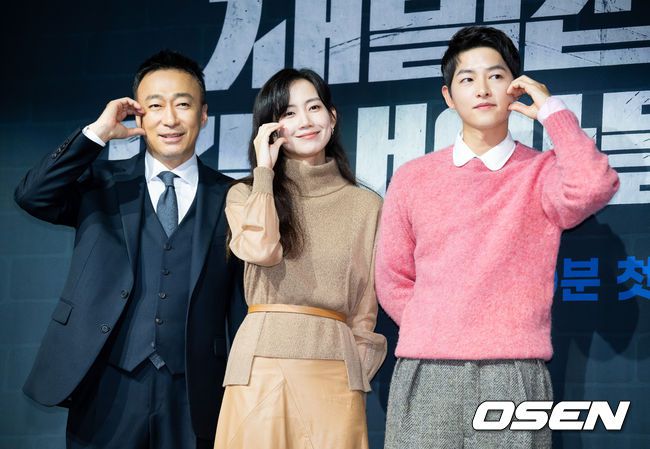 [OSEN=민경훈 기자]이성민 신현빈 송중기가 무대 위로 입장하며 포토타임을 갖고 있다. 2022.11.17 / rumi@osen.co.kr