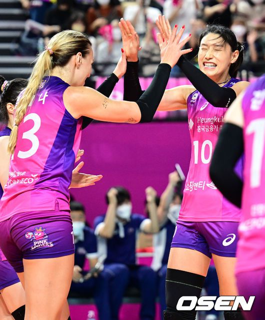 [OSEN=인천, 김성락 기자] 흥국생명이 2라운드 첫 경기를 잡으면서 1라운드 3연승 이후 연승 행진을 이어 갔다.흥국생명은 18일 인천삼산월드체육관에서 열린 도드람 2022-2023 V리그 여자부 2라운드 첫 경기 KGC인삼공사 상대로 세트 스코어 3-0(25-22, 25-20, 28-26) 승리를 거뒀다. 흥국생명은 4연승에 성공했다.3세트 흥국생명 김연경, 옐레나가 득점에 기뻐하고 있다. 2022.11.18 /ksl0919@osen.co.kr