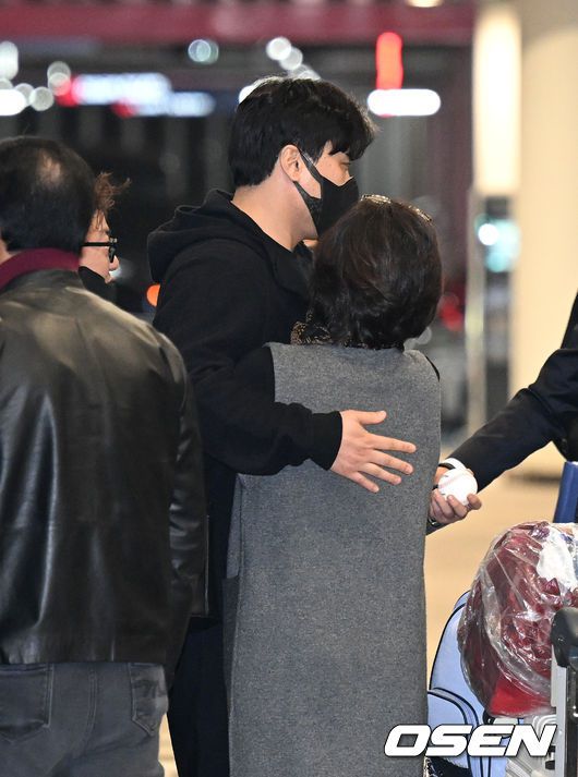 [OSEN=인천공항, 이대선 기자] 토론토 블루제이스 류현진이 22일 오후 인천국제공항을 통해 귀국했다.토론토 류현진이 어머니와 포옹을 나누고 있다. 2022.11.22 /sunday@osen.co.kr