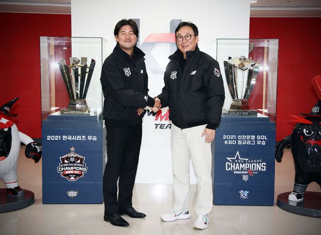 KT 김상수(좌)와 나도현 단장 / KT 위즈 제공