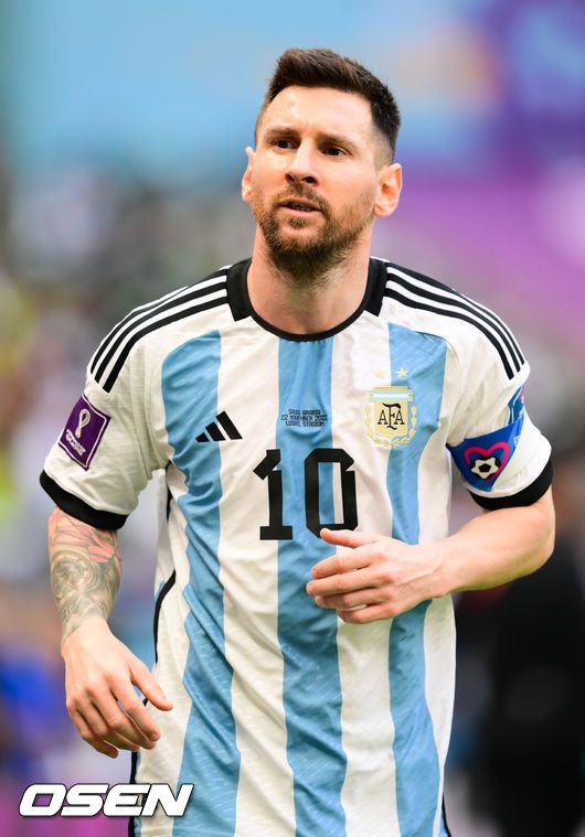 [OSEN=루사일(카타르), 박준형 기자]아르헨티나가 충격적인 역전패를 당했다. 사우디아라비아가 대이변을 일으켰다.아르헨티나는 22일(이하 한국시간) 카타르 루사일 스타디움에서 열린 사우디아라비아와의 카타르월드컵 조별리그 C조 1차전에서 1-2로 역전패를 당했다.전반 메시가 코너킥을 준비하고 있다. 2022.11.22 / soul1014@osen.co.kr