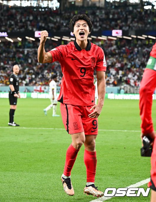 [OSEN=알 라이얀(카타르), 박준형 기자] 파울루 벤투 감독이 이끄는 축구대표팀은 28일(이하 한국시간) 카타르 알 라이얀의에듀케이션 시티 스타디움에서 카타르 월드컵 H조 조별리그 2차전 가나와 맞대결을 펼쳐서 난타전 끝에 2-3으로 패했다.앞선 우루과이 상대로 0-0 무승부에 그친 한국은 잡아야 했던 가나 상대로 패배하면서 1무 1패로 조별리그 최하위로 떨어졌다. 한국은 3차전서 포르투갈과 맞붙는다.후반 조규성이 동점골을 넣고 세리머니를 하고 있다  2022.11.28 / soul1014@osen.co.kr