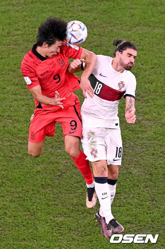 [OSEN=알 라이얀(카타르), 박준형 기자] 2일 (현지시간) 카타르 도하 에듀케이션 시티 스타디움에서 2022 카타르월드컵 H조 최종전 대한민국과 포르투갈의 경기가 진행됐다.현재 대한민국은 1무1패(승점1)로16강 진출을 위해서는 이미 2승으로 조별리그 통과를 확정한 포르투갈을 반드시 꺾고 ‘경우의 수’에 희망을 걸어야 하는 상황이다.전반 한국 조규성이 포르투갈 네베스와 공중볼 다툼을 벌이고 있다. 2022.12.02 /soul1014@osen.co.kr