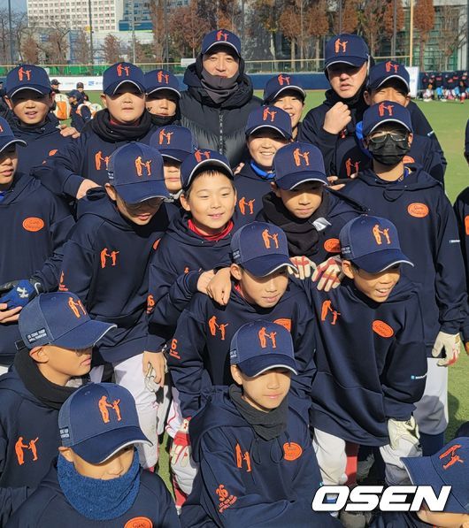 [OSEN=대구, 손찬익 기자] 4일 대구시민야구장에서 열린 '2022 이승엽 드림야구캠프 with 신한은행' 일일 코치로 나선 이택근이 야구 꿈나무들과 기념 촬영에 나섰다. /what@osen.co.kr