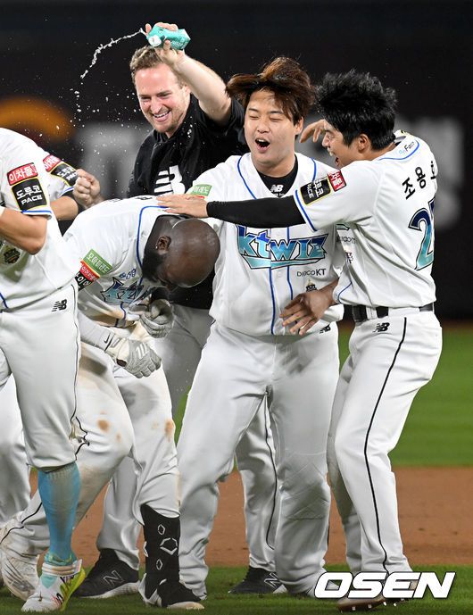 [OSEN=수원, 김성락 기자] KT 승리가 확정된 순간 알포드가 동료 선수들과 기쁨을 나누고 있다. 2022.08.17 /ksl0919@osen.co.kr